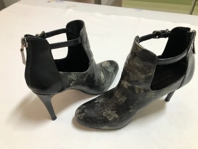 Linda bota da marca Cavalera, preta com folhas cinza suave, número 35.