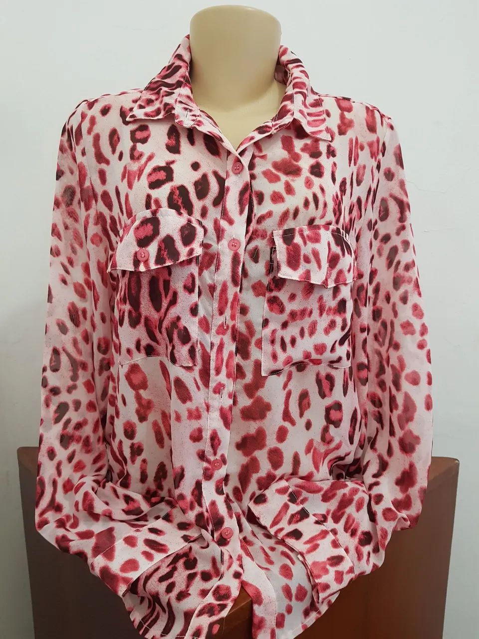 Blusa Feminina com estampa animal print.  Nova. Super Linda e  Moderna.