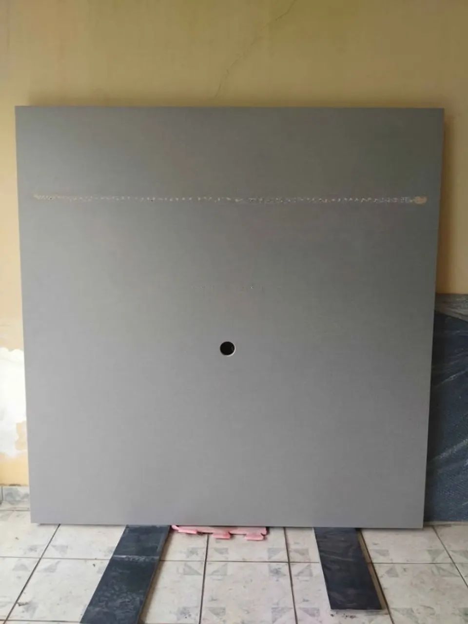 Painel de TV MDF, sem rack, 1,60 x 1,65 m, com prateleira, cinza escuro - Foto 2