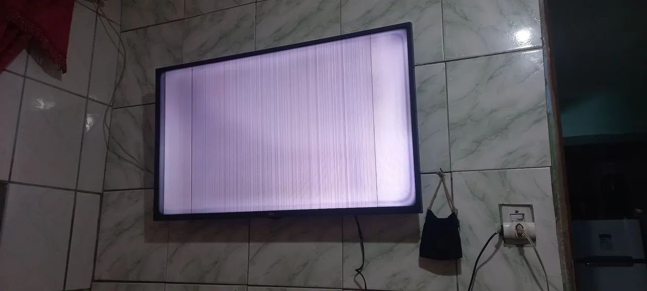 TV com defeito na tela - Vendendo barato! - Foto 2