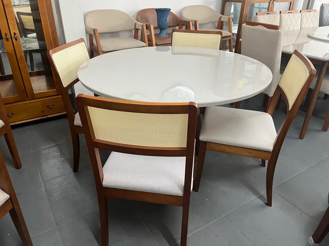 Mesa a pronta entrega na madeira 