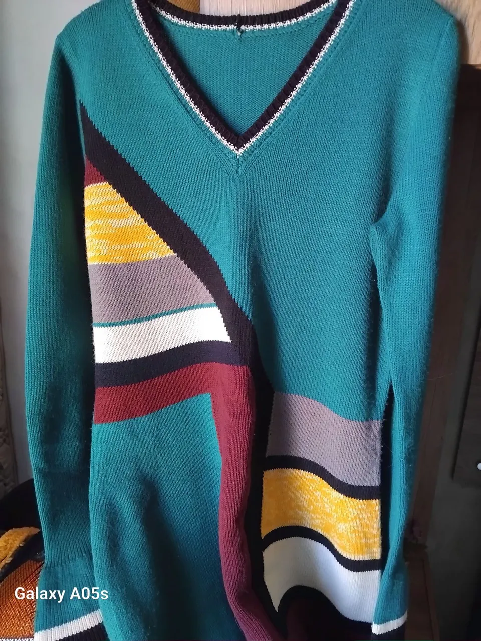 Suéter Feminino Colorido com Decote em V