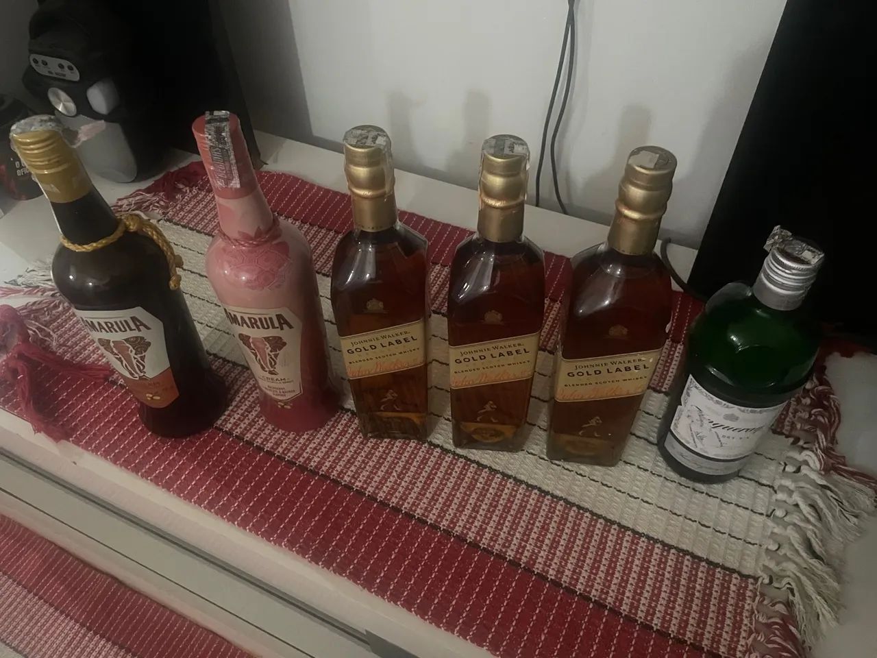 Lote de bebidas - AMarula, Johnnie Walker Gold Label e Gin tanqueray Dry