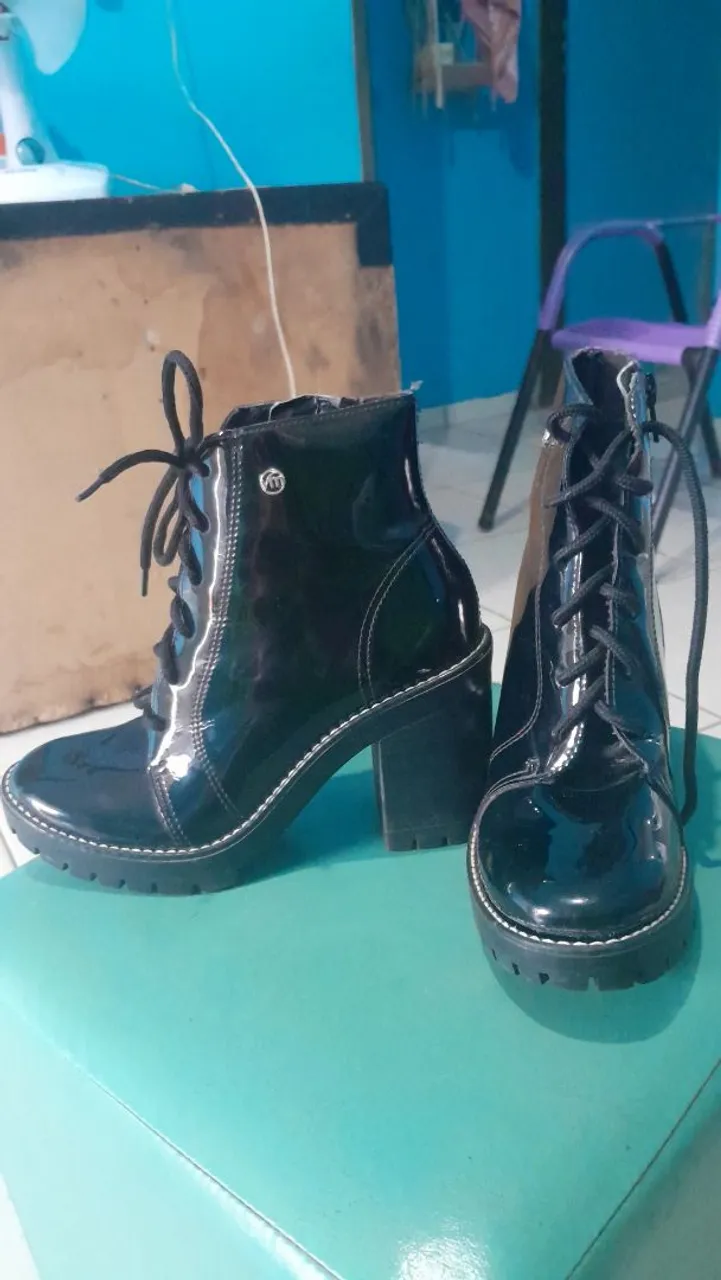 Botas Feminina de Couro Preto