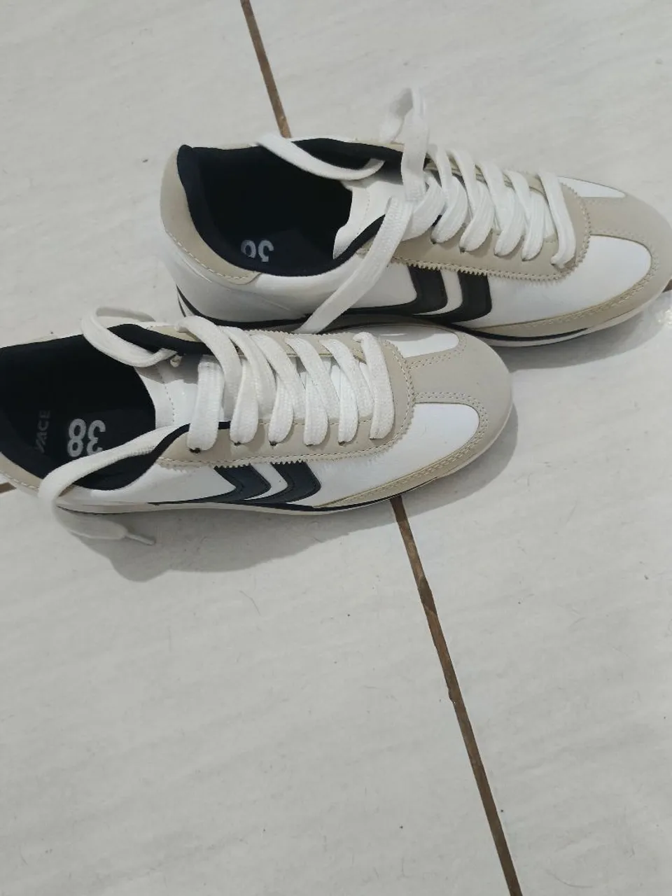 Tênis Branco com Detalhes
