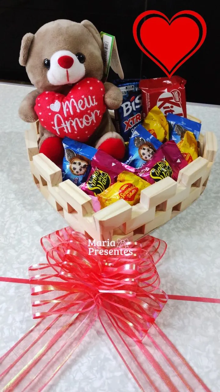 Cesta de Presente Romântica - Urso e chocolates