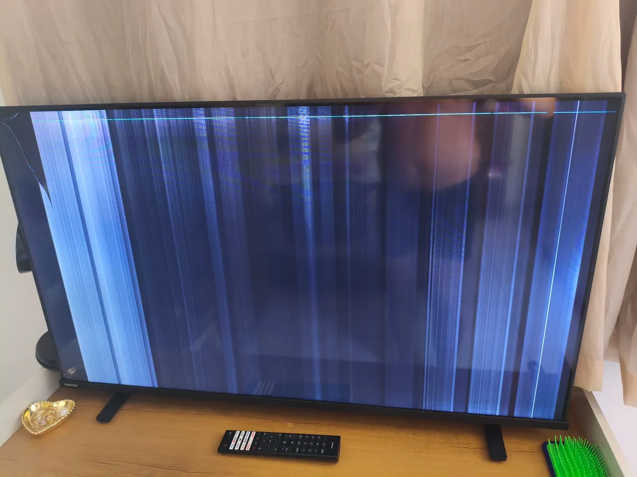 TV Toshiba com tela danificada