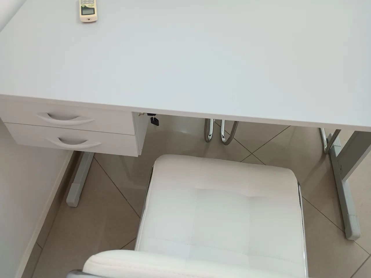 Mesa,escrivaninha para clinica escritório, com gavetas e chave - Foto 3