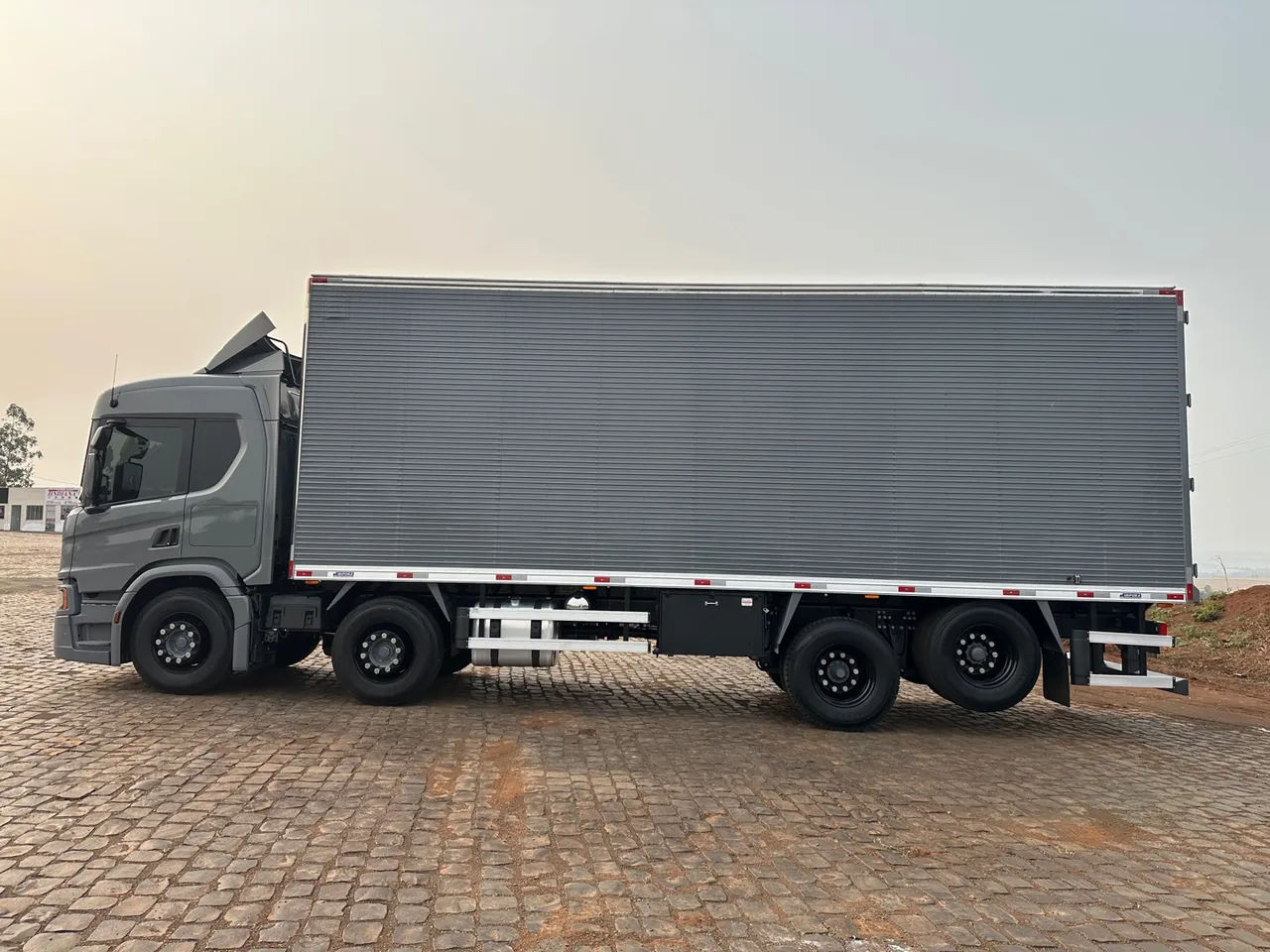 Scania P320 - Bitruck 8x2 baixo km com vários opcionais 