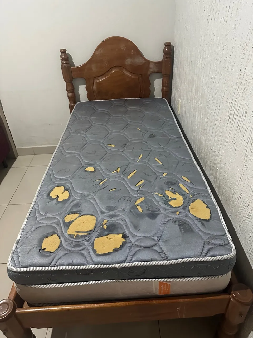 Cama de solteiro com colchão e cama portátil