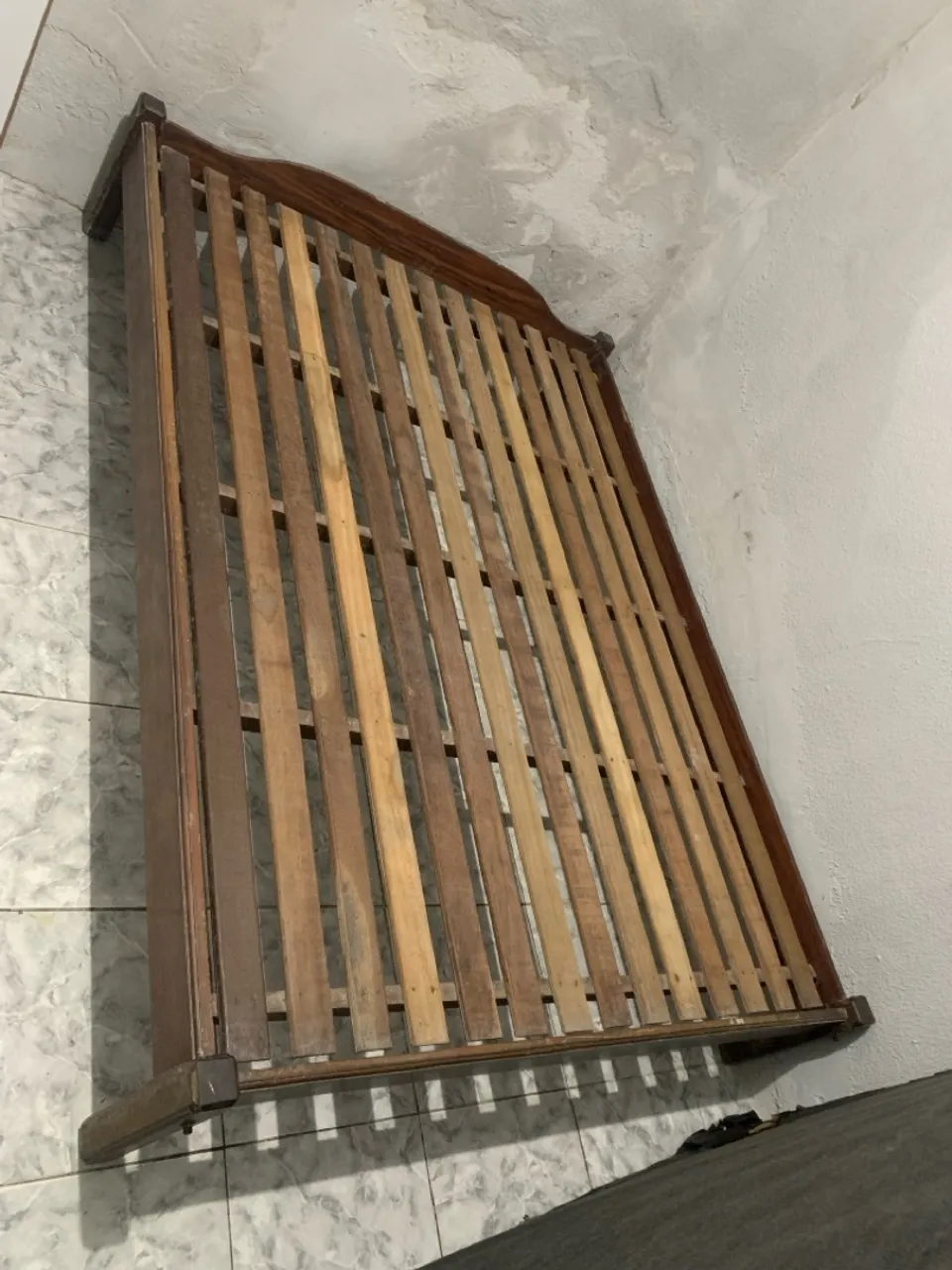 Estrado de cama de madeira