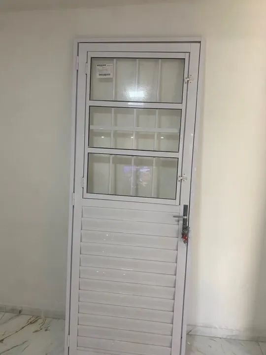 Porta de Alumínio com Grade - Foto 2