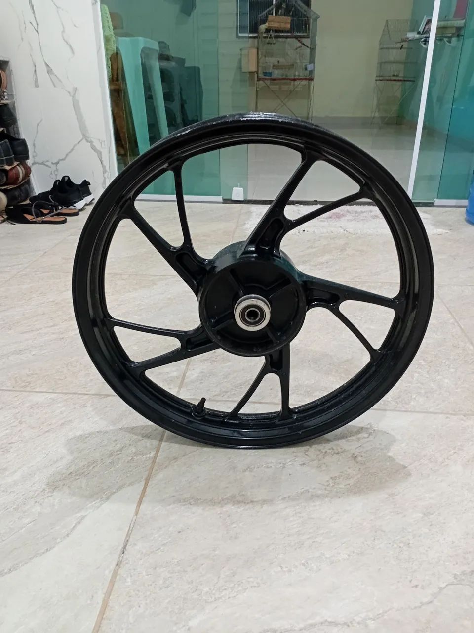 Roda de moto esportiva preta