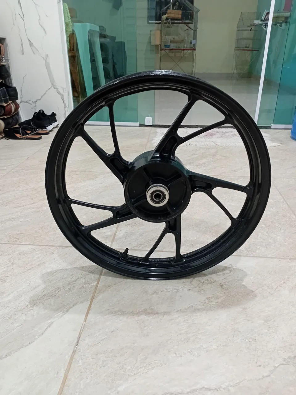 Roda de moto esportiva preta
