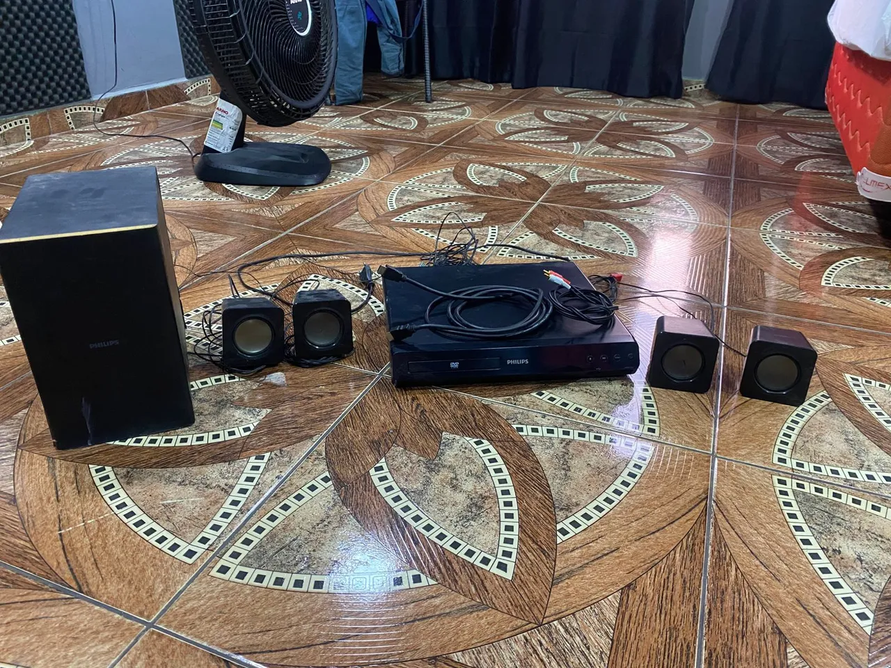 Home theater Philips completo com subwoofer e caixas