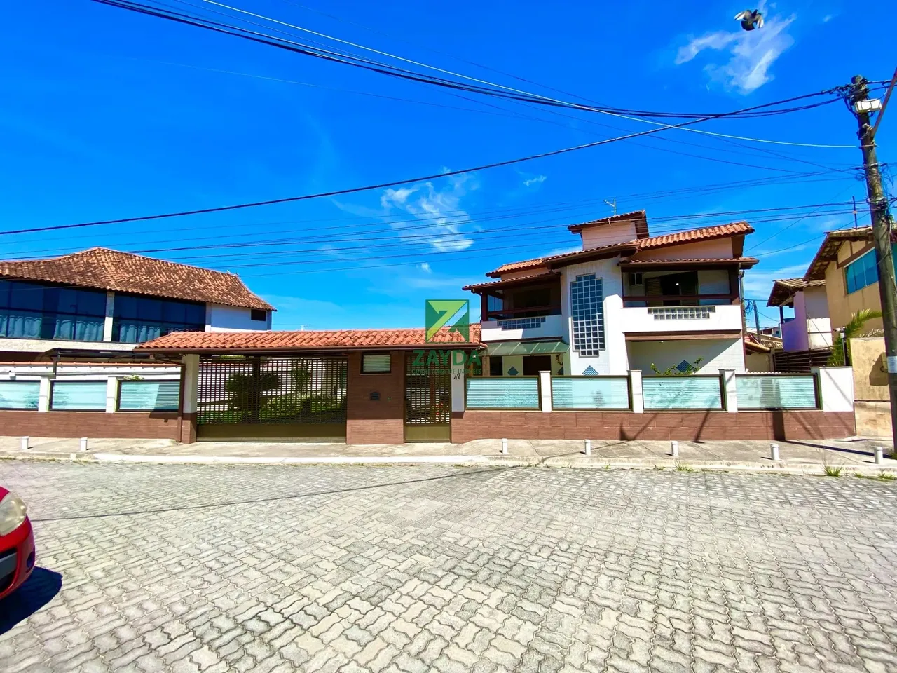 Casa duplex de Alto Padrão com área verde com piscina finos acabamentos. Planejada para of