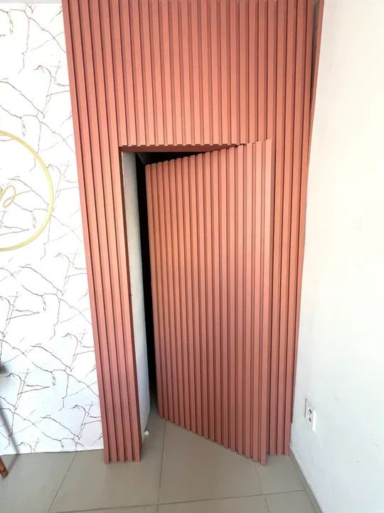 Porta de madeira em ripas - estilo moderno