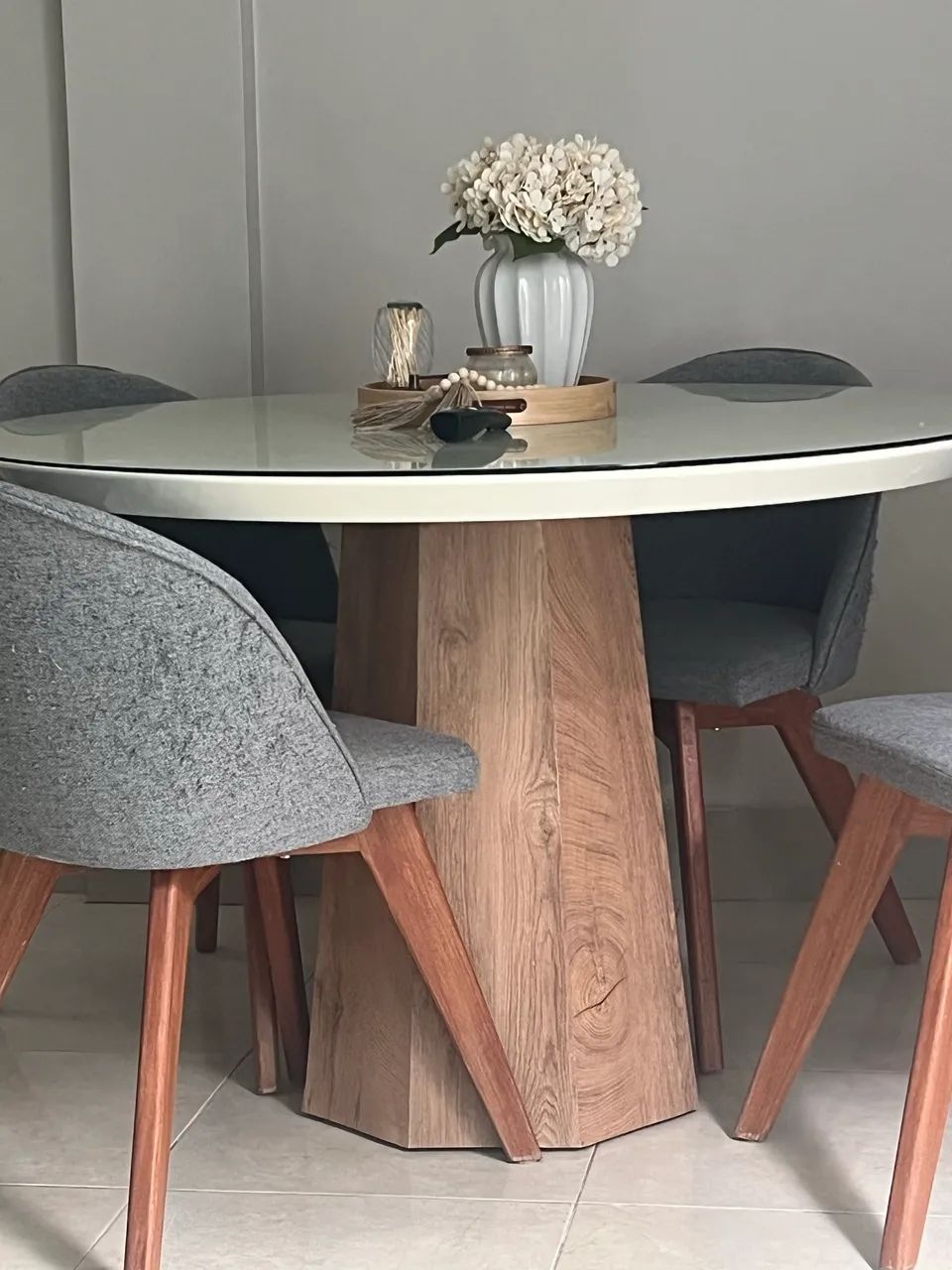 Vendo mesa  em mdf projetada com tampo de vidro ! - Foto 4