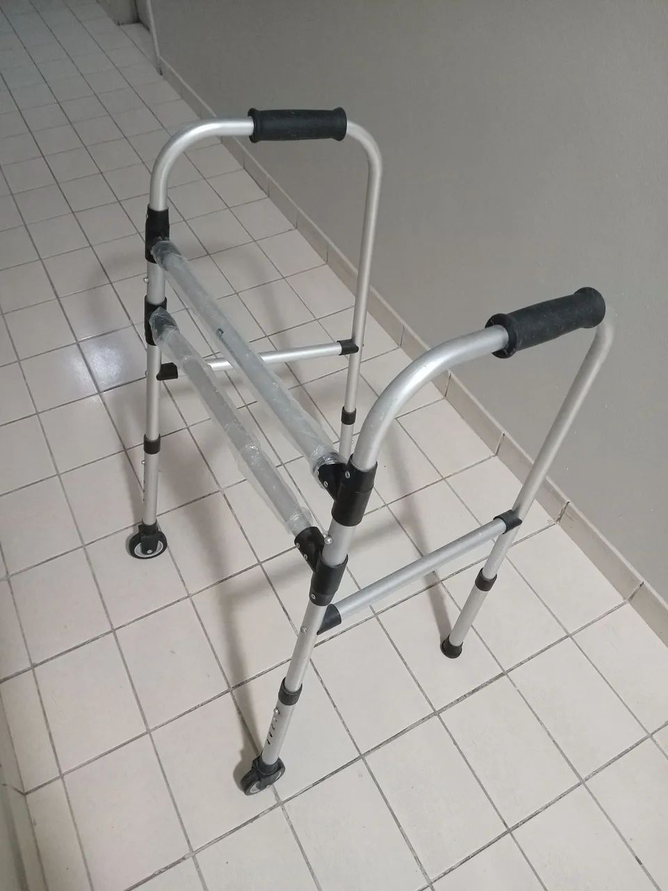 Andador com 2 rodas Alumínio  - Foto 2