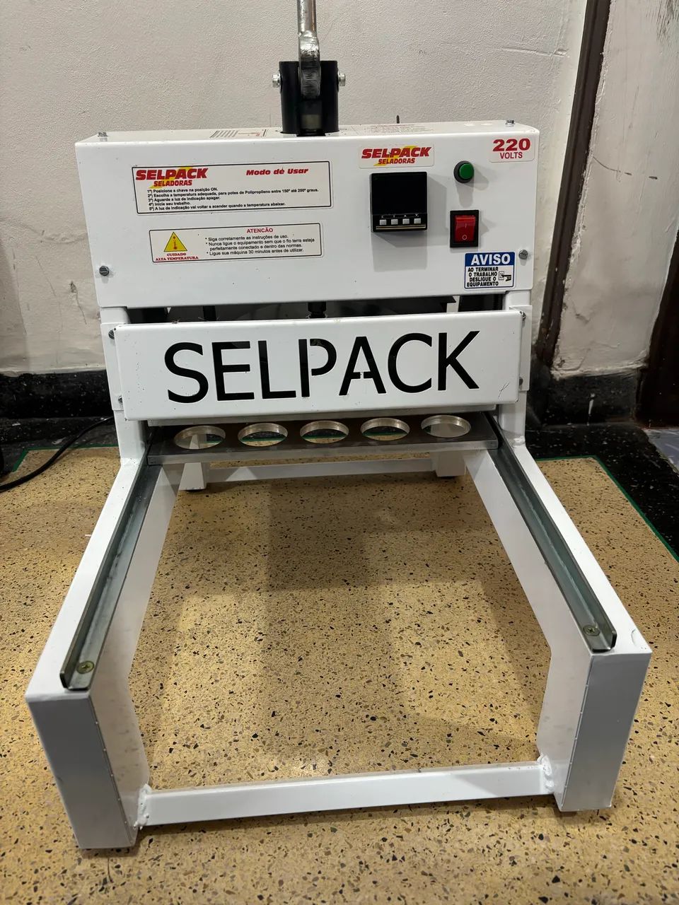 Seladora Selpack para selagem de embalagens plásticas, potes ou bandejas 