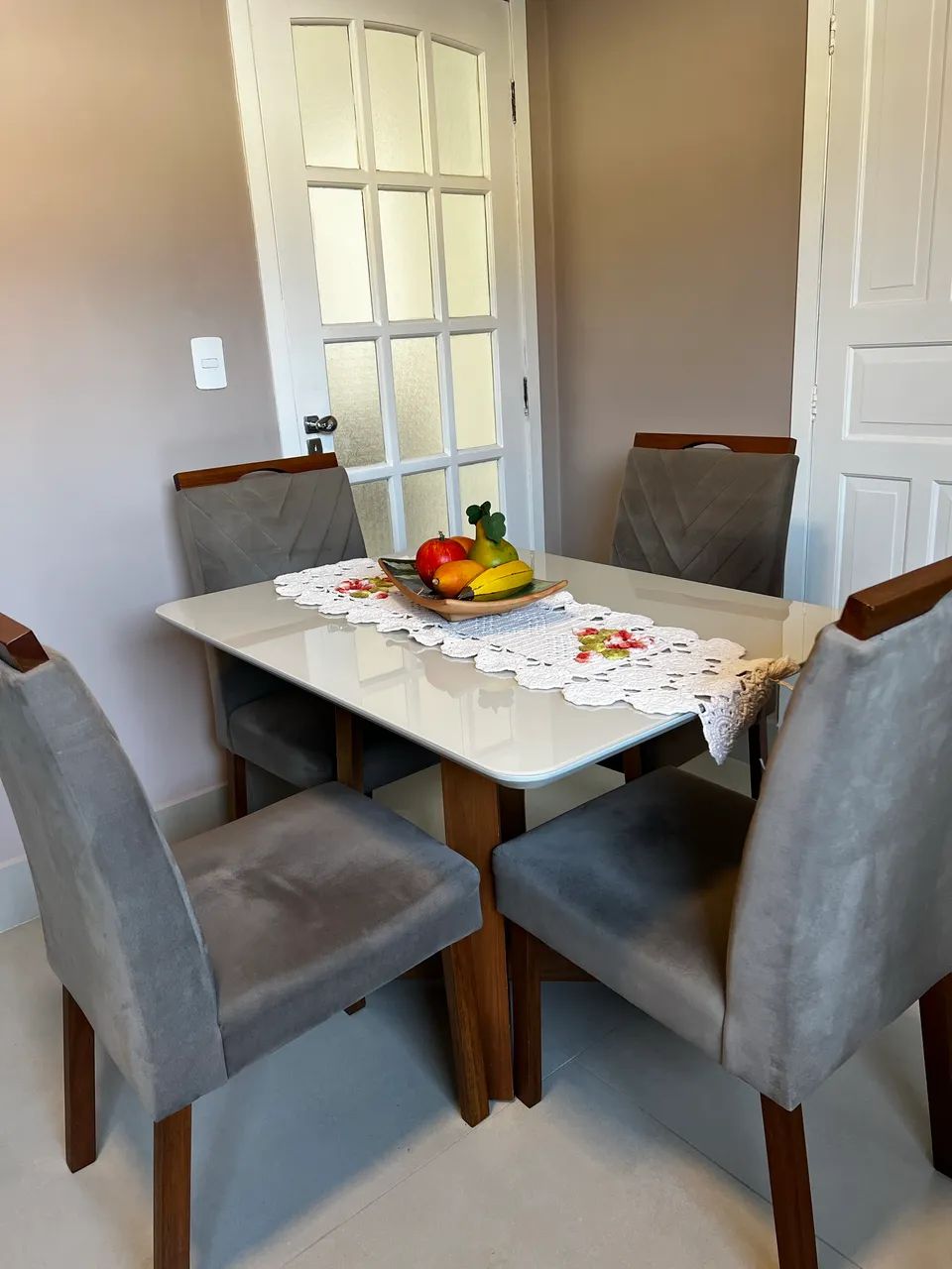 MESA DE JANTAR COM 4 CADEIRAS 