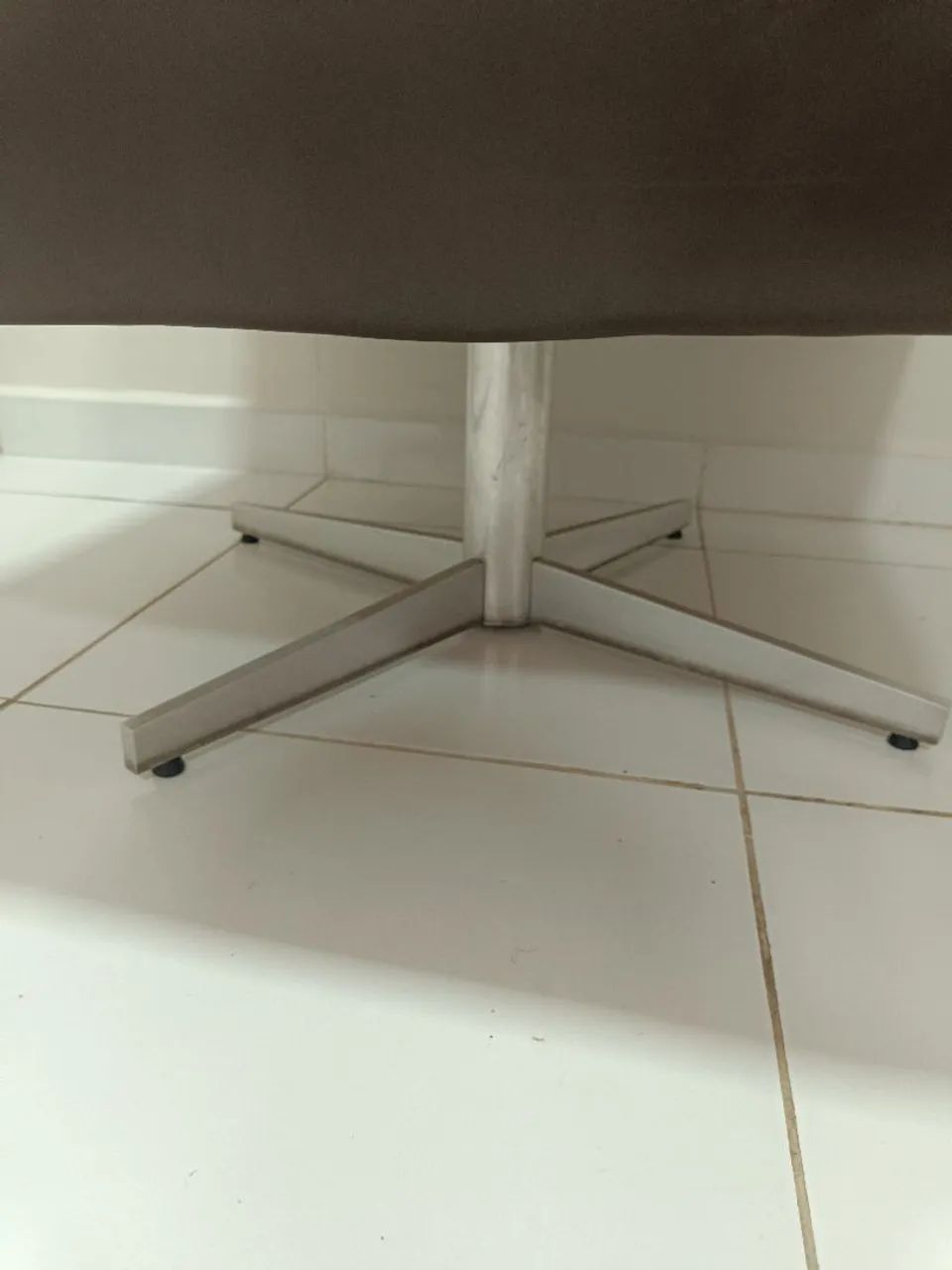 Poltrona de apoio giratória em couro legítimo  - Foto 3
