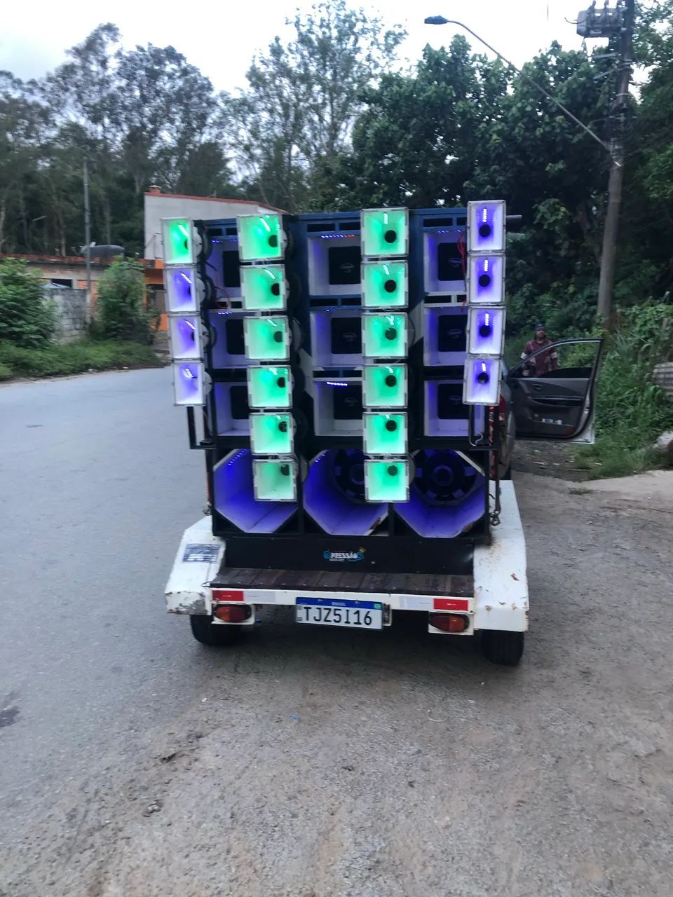 Vendo paredinha de som 3 grave 9 médio carretinha em dia
