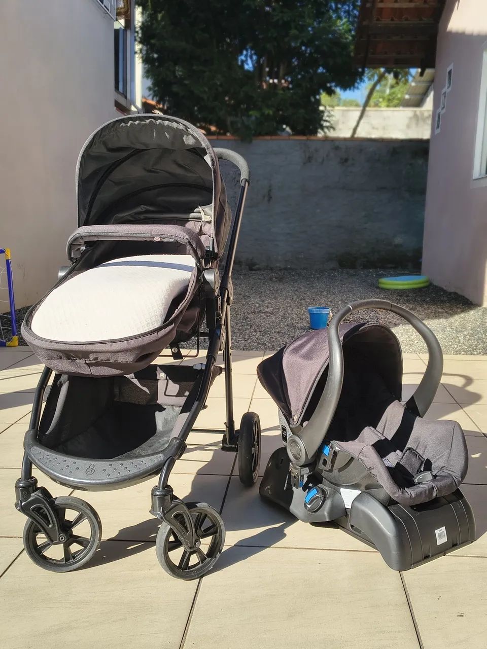 Carrinho de bebê e bebê conforto  - Foto 2