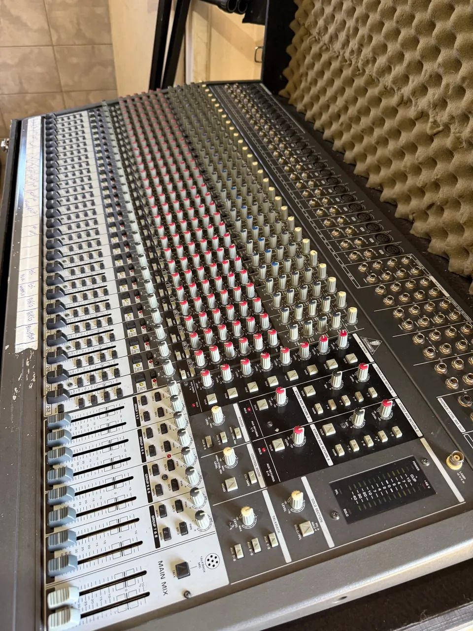 Mesa de som Behringer SX3282