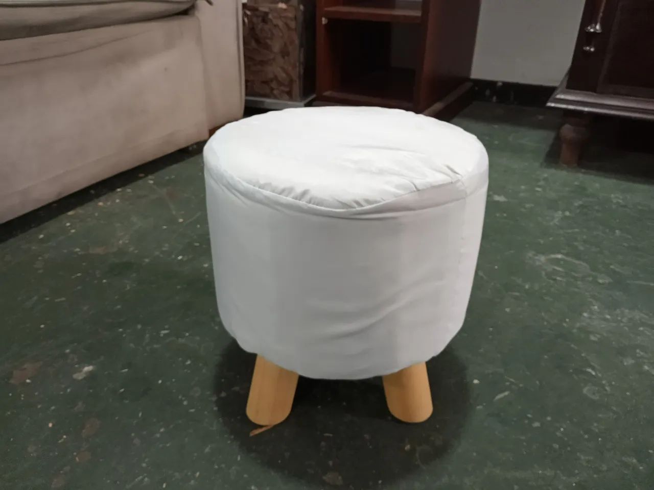Puff/Banqueta Branca Pés Palito