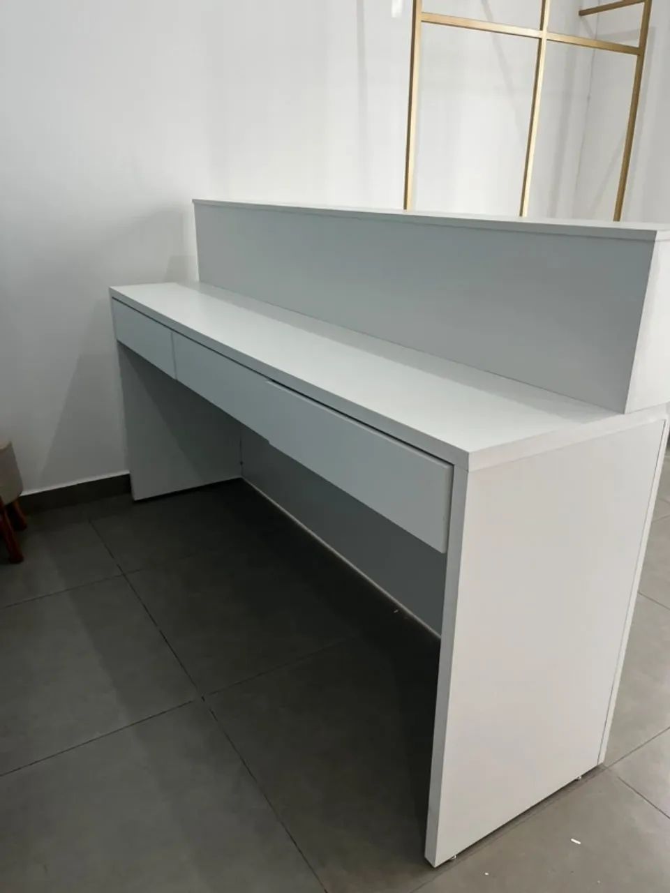 Conjunto Completo de Móveis para Loja - Araras, Balcão e Mesas  - Foto 2