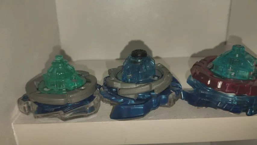 LOT BEYBLADES TAKARA TOMY: QUASE TODAS AS EVOLUÇÕES DA BEYBLADE VALQUÍRIA. tbm vendo separ - Foto 4