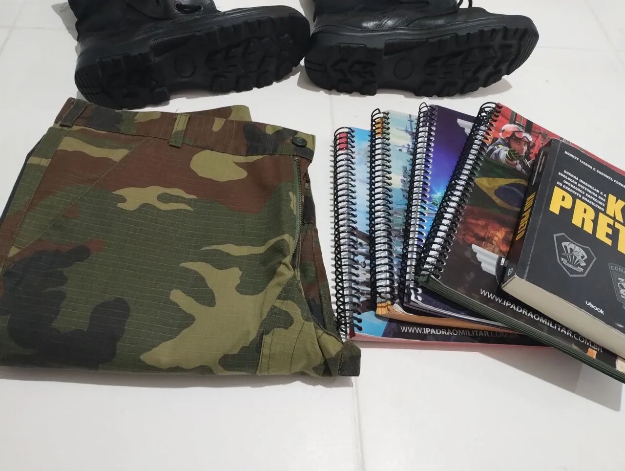 Calça original do exército, bota e livro  - Foto 4
