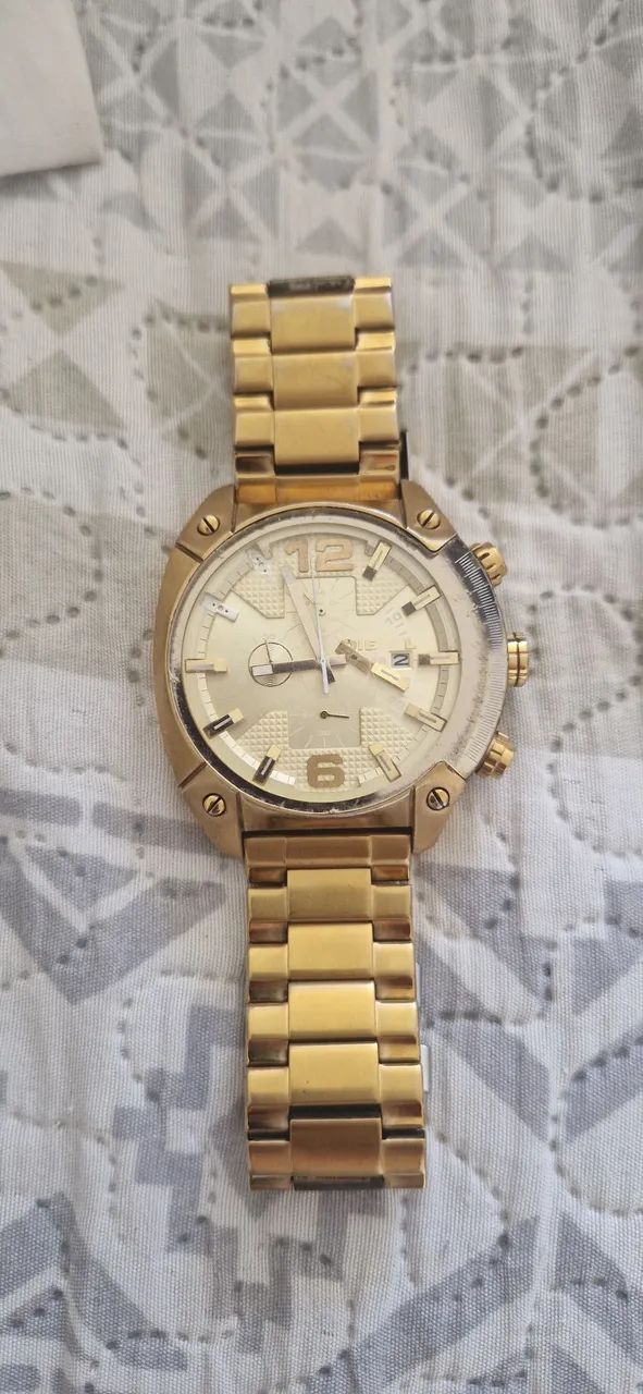 Relógio diesel dourado 