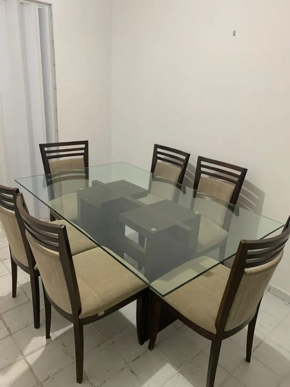 Mesa de jantar com tampo de vidro e 6 cadeiras