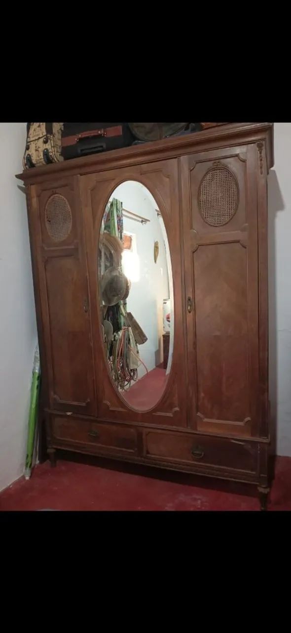Guarda roupa antigo de madeira 