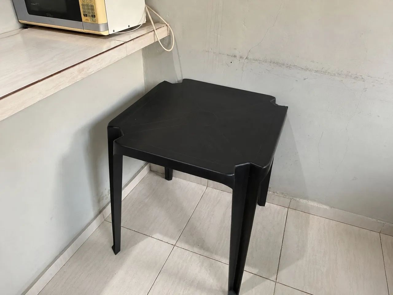 Mesa plástica + 5 cadeiras - Foto 2