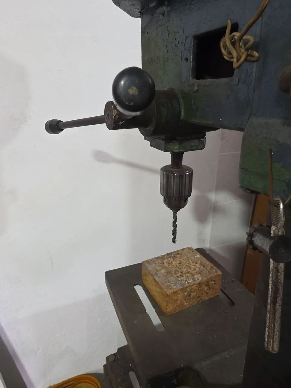 Furadeira de Bancada com Mesa e rodinhas  - Foto 4
