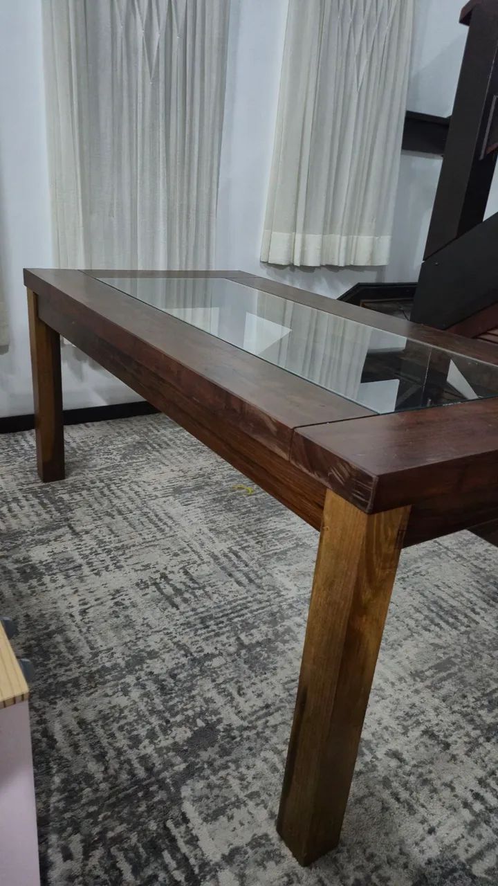 Mesa de jantar em imbuia e tampo de vidro 