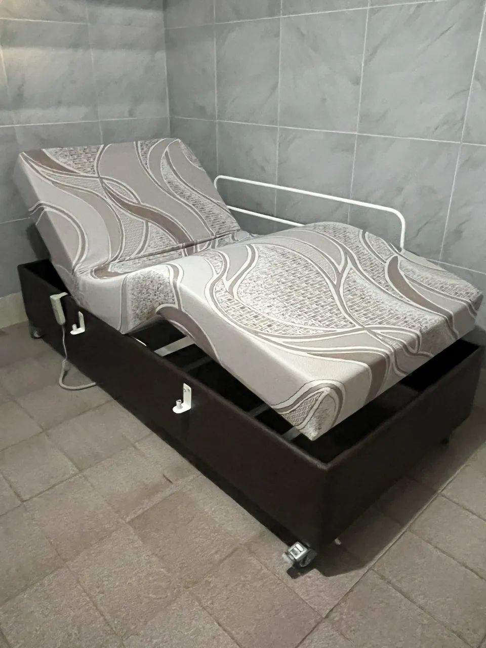 Cama hospitalar motorizada elétrica com colchão  - Foto 4