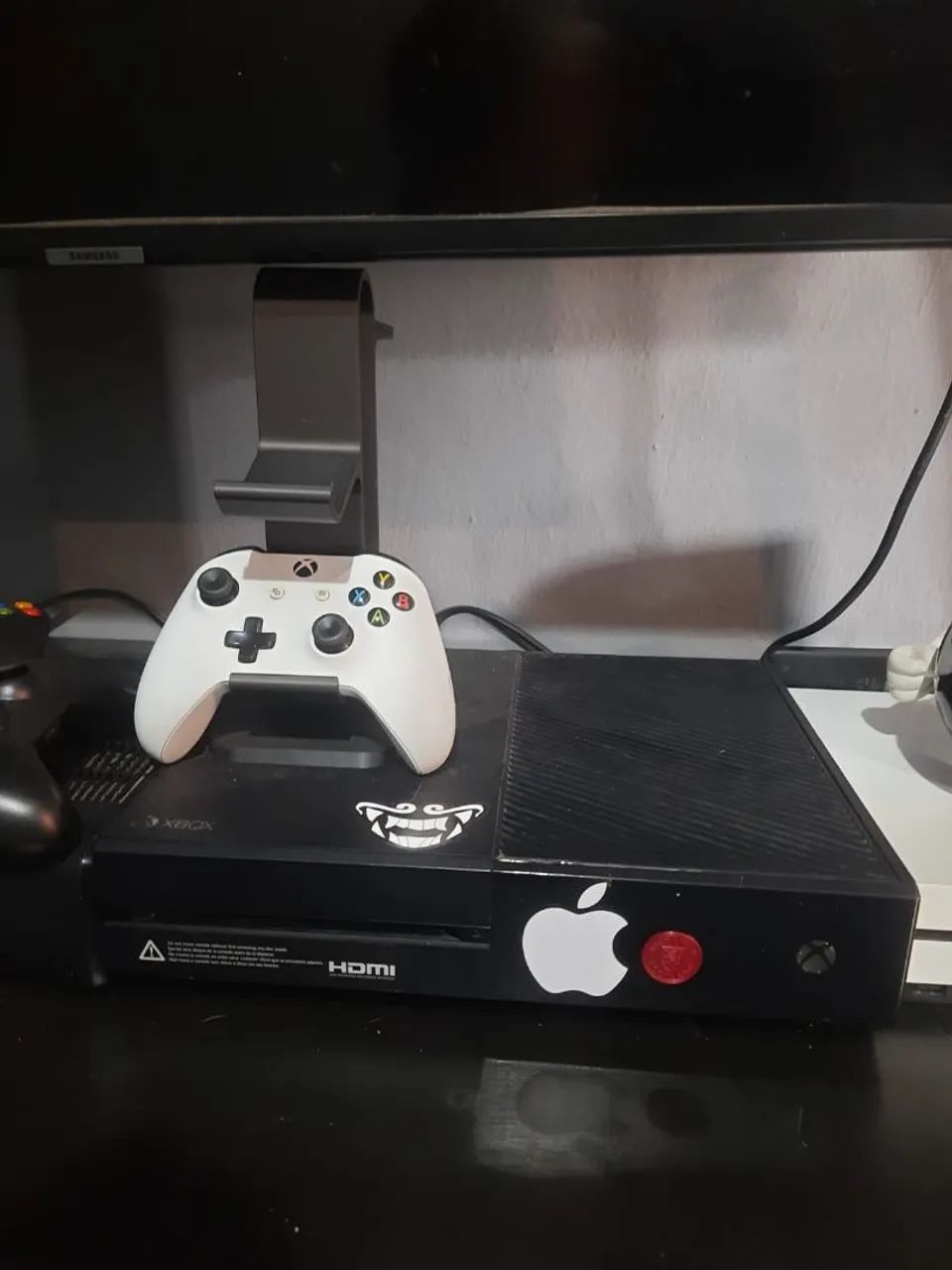 Xbox One Funcionando perfeitamente . Acompanha 1 controle e Cabos. 