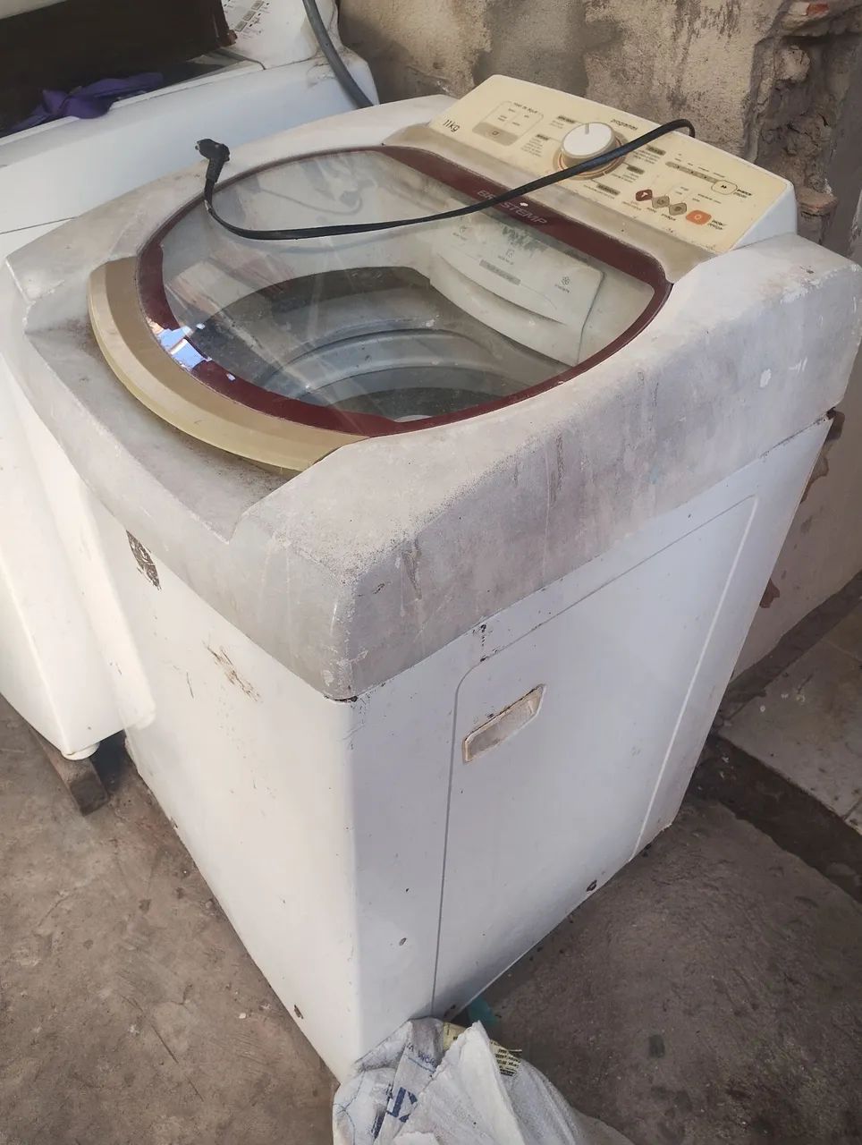 Máquina de lava pra retirada de peça funcionando 