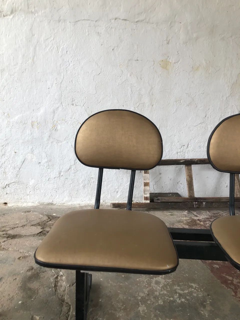 Vendo cadeira de recepção com 03 unidades  - Foto 2