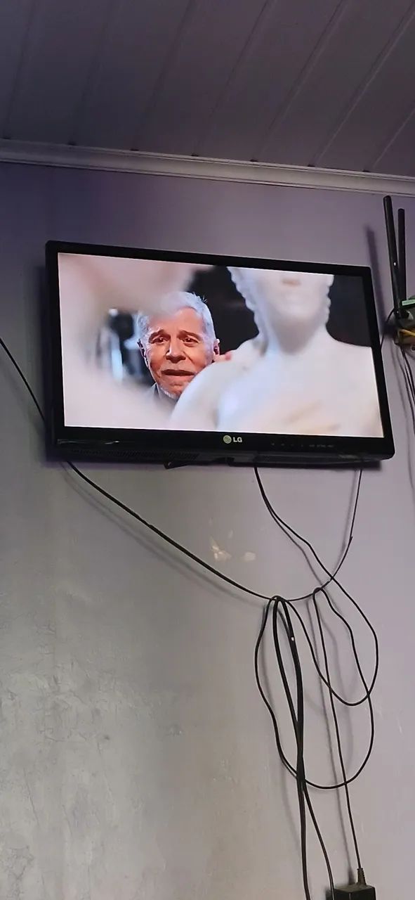 Tv ld full HD 22 polegadas não é  smart conversar integrado  - Foto 2