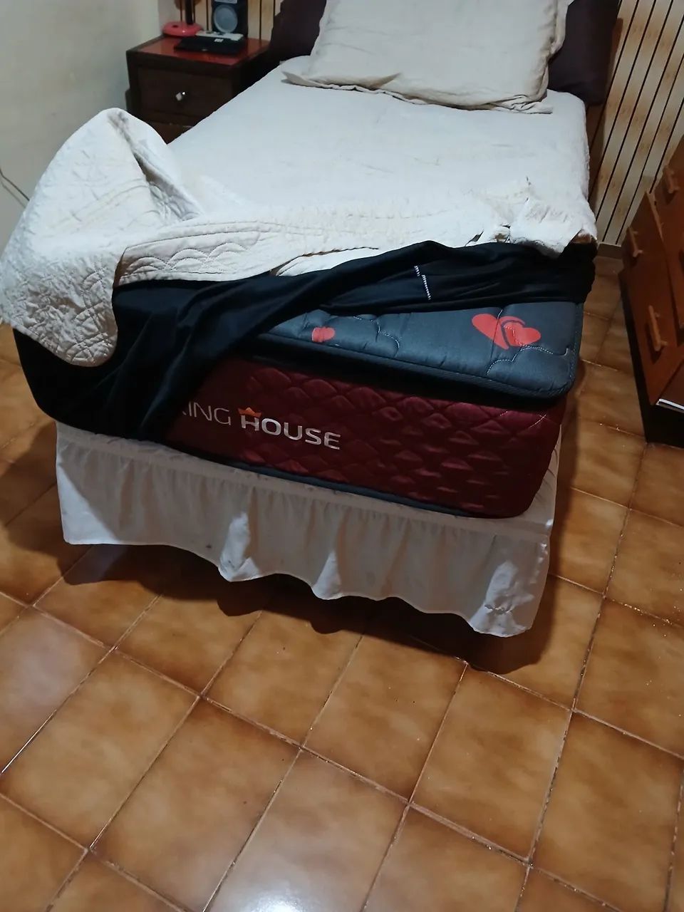 Cama box solteiro com colchão de molas ensacadas e  cabeceira e duas saias - Foto 3