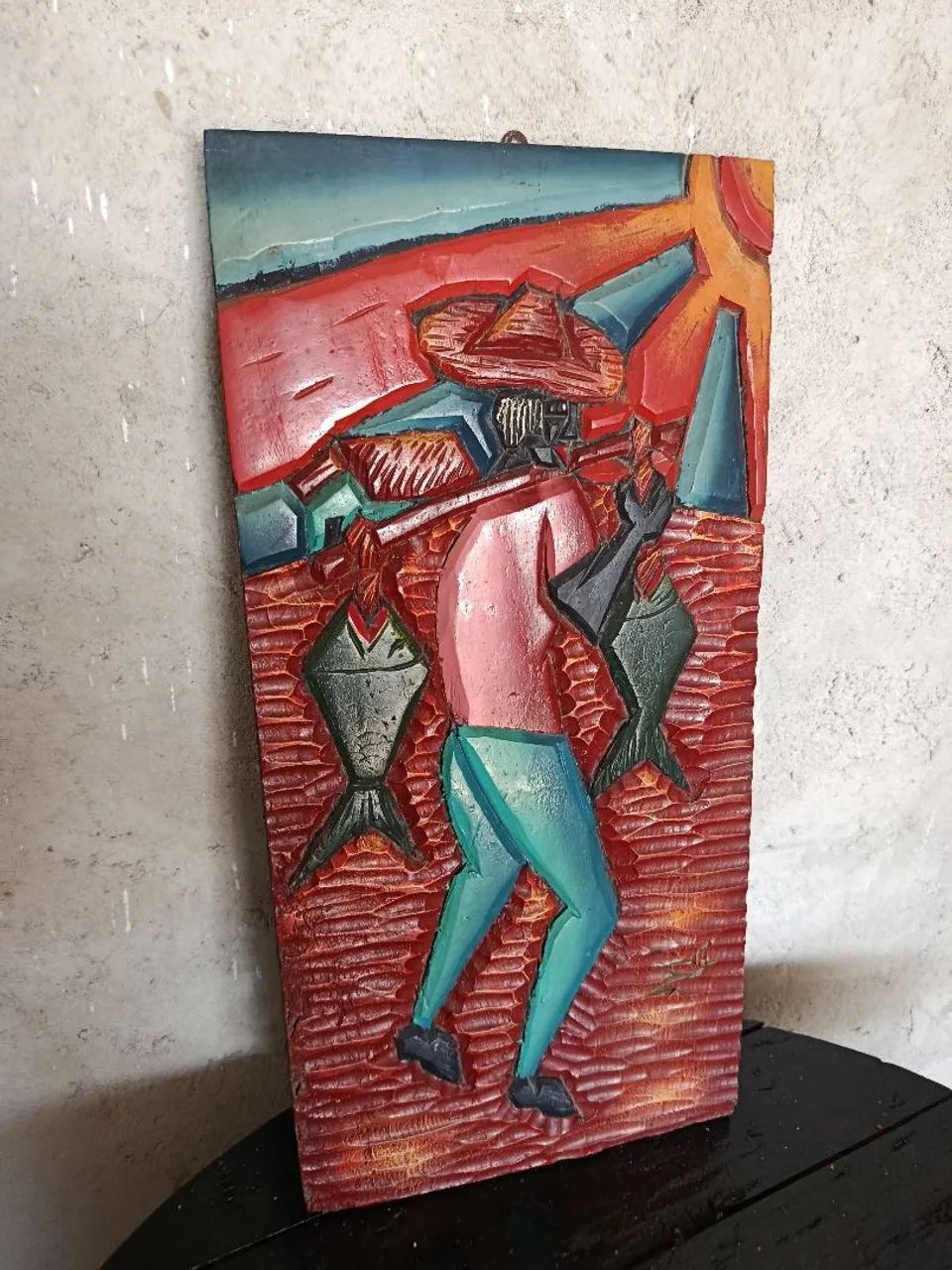 Quadro decorativo pescador entalhado na madeira.