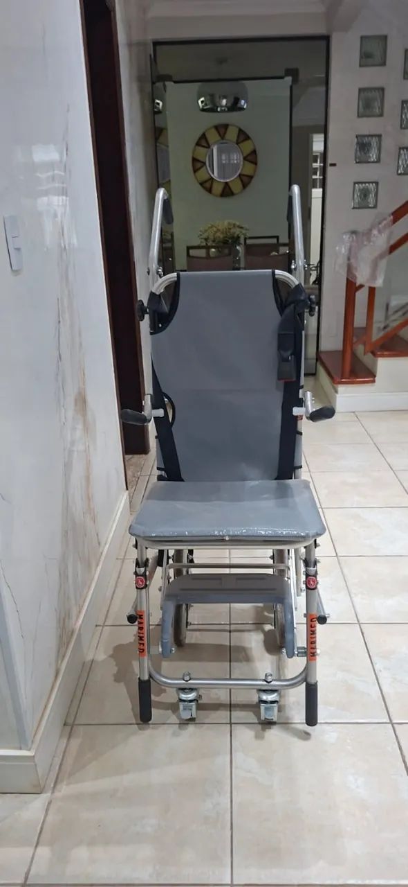 Cadeira de Subir e descer Escadas - com freio e cinto para pernas MARIMED