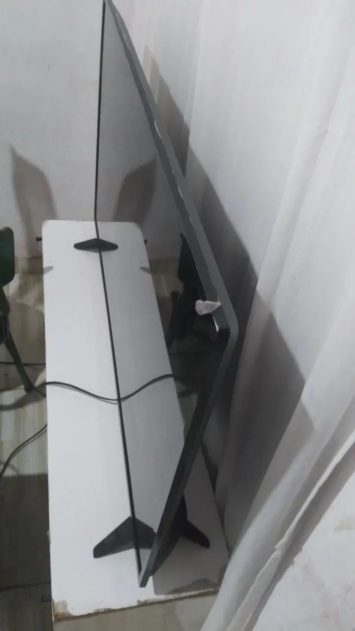 Smart tv 43 polegadas aoc roku tv full hd com defeito na tela de uma pancada  - Foto 4