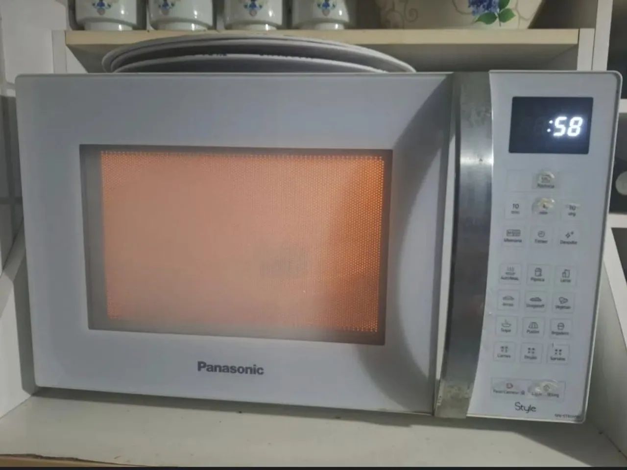Micro-ondas Panasonic 34L Style com menu gourmet NN-ST65HW