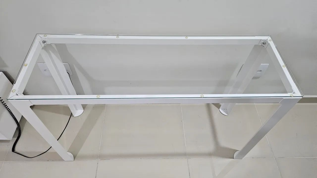 Aparador com tampo de vidro